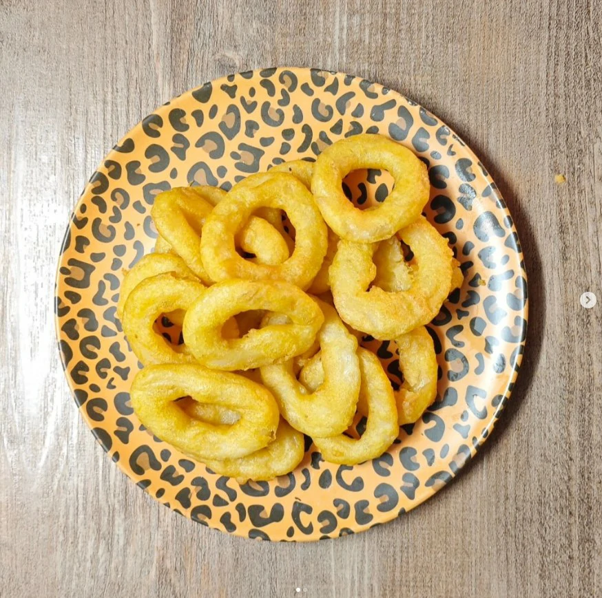 Calamares a la romana veganos cocinados en airfryer: ligeros y deliciosos.